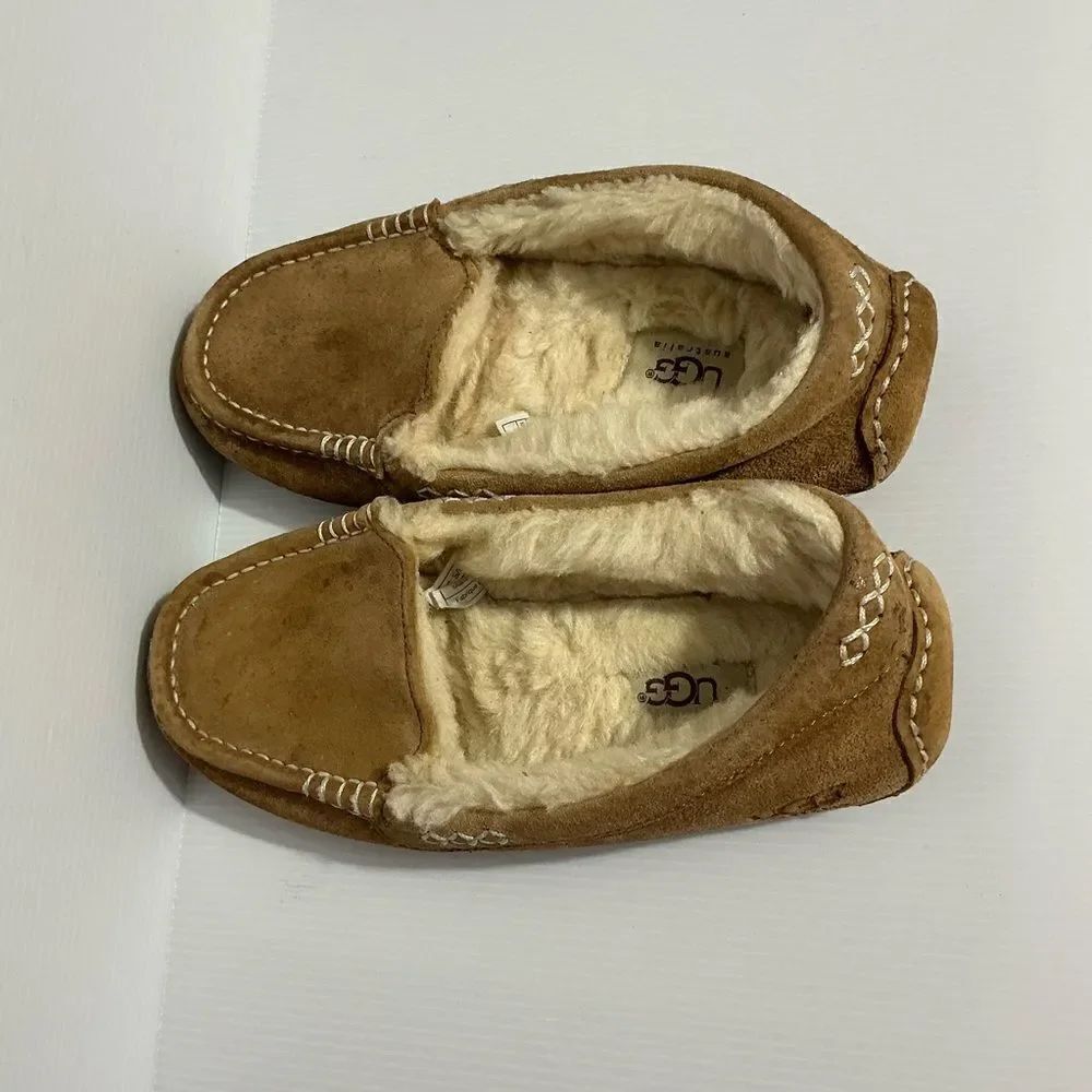 UGG’s Women’s Ansley Sheepskin Suede Slipper size 6
